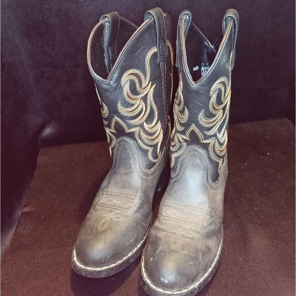 Kids boots size 2.5